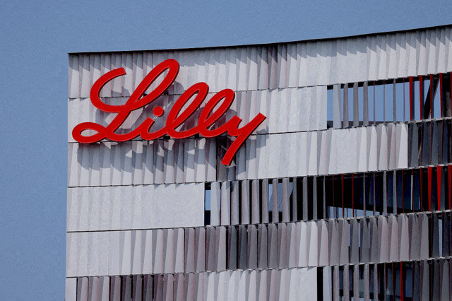 ファイル写真:2020年9月17日、米国カリフォルニア州サンディエゴにあるEli Lilly社のオフィスの1つにEli Lillyのロゴが表示されています。REUTERS/Mike Blake//File Photo