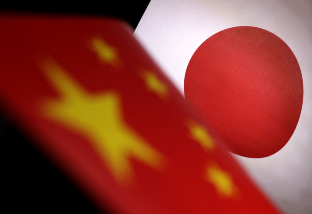 印刷された中国と日本の国旗がこのイラストに見られます。2022年7月21日。REUTERS/Dado Ruvic/Illustration