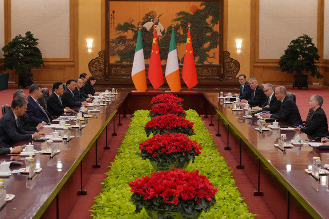 El primer ministro irlandés, Micheal Martin, conversa con el presidente chino, Xi Jinping, durante una reunión bilateral en el Gran Salón del Pueblo en Beijing, China, el 5 de enero de 2026. Andy Wong/Pool via REUTERS