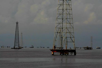 EUA e Venezuela negociam exportação de petróleo
