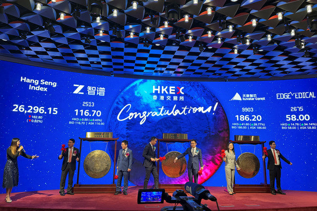 人工知能企業Zhipu AI(別名Knowledge Atlas Technology)、半導体企業上海Iluvatar CoreX、手術ロボット企業深圳Edge Medicalの役員が、2026年1月8日に中国香港の香港証券取引所での上場式典に出席しました。REUTERS/Kane Wu