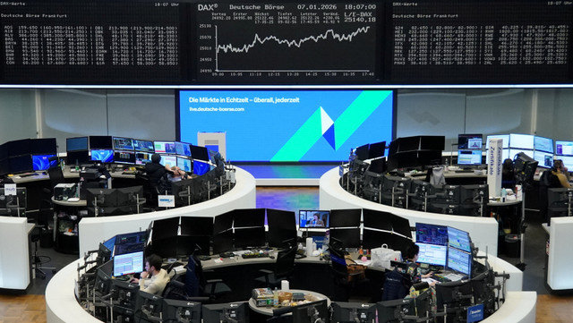O gráfico do índice de preços de ações alemão DAX é retratado na bolsa de valores em Frankfurt, Alemanha, em 7 de janeiro de 2026. REUTERS/staff