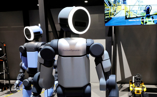 FOTO DE ARCHIVO: Los robots Atlas de Boston Dynamics se exhiben en el stand de Hyundai Motor Group durante el CES 2026, una feria anual de electrónica de consumo, en Las Vegas, Nevada, EE.UU., el 6 de enero de 2026. REUTERS/Steve Marcus/File Photo