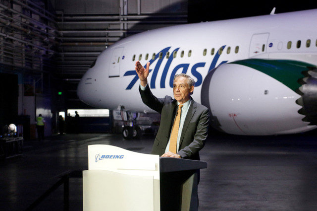 ซีอีโอของโบอิ้ง Kelly Ortberg พูดในงานที่ Boeing Field ในซีแอตเทิล วอชิงตัน สหรัฐอเมริกา ประกาศคำสั่งซื้อ 737 MAX 10 จำนวน 105 ลำ และ 787-10 Dreamliner จำนวน 5 ลำจาก Alaska Airlines เมื่อวันที่ 7 มกราคม 2025 REUTERS/Dan Catchpole