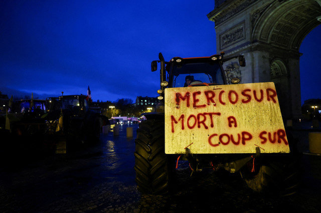 「メルコスールは確実に死んだ」と書かれたプラカードが、2026年1月8日にフランスのパリで行われた、EU-メルコスール自由貿易協定と皮膚病の流行に対する政府の対応に抗議するフランスの農民のデモ中、凱旋門前のトラクターに掲げられています。REUTERS/Sarah Meyssonnier