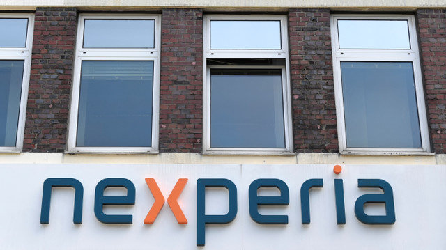 โลโก้ของบริษัทเซมิคอนดักเตอร์จากเนเธอร์แลนด์ Nexperia ถูกถ่ายภาพที่เมืองฮัมบูร์ก ประเทศเยอรมนี เมื่อวันที่ 27 มิถุนายน 2024 REUTERS/Fabian Bimmer