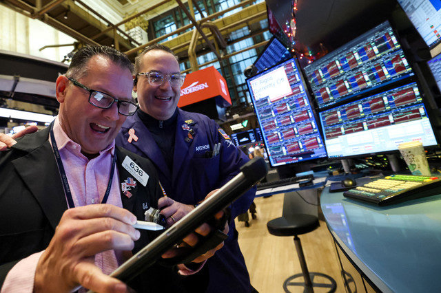 Los comerciantes trabajan en el piso de la Bolsa de Valores de Nueva York (NYSE) en la ciudad de Nueva York, EE.UU., el 17 de diciembre de 2025. REUTERS/Brendan McDermid