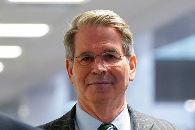 Ứng cử viên Bộ trưởng Tài chính Scott Bessent đi qua Đồi Capitol ở Washington, Hoa Kỳ, ngày 11 tháng 12 năm 2024. REUTERS/Elizabeth Frantz
