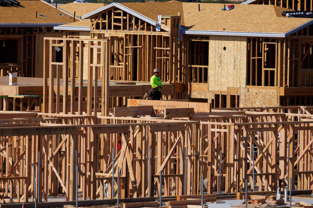 ファイル写真:2024年3月28日、米国カリフォルニア州メニフィーで建設中の一戸建て住宅が示されています。REUTERS/Mike Blake/File Photo