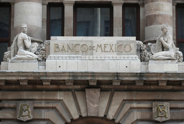 FOTO DE ARCHIVO: El logotipo del Banco Central de México (Banco de México) se ve en su edificio en el centro de la Ciudad de México, México, el 9 de agosto de 2022. REUTERS/Henry Romero/File Photo