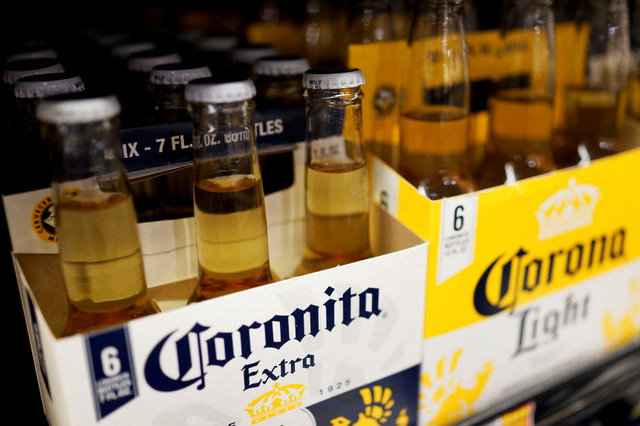 ẢNH TƯ LIỆU: Những chai bia Corona, một thương hiệu của Constellation Brands Inc., được trưng bày trên kệ siêu thị ở Los Angeles, California, vào ngày 1 tháng 4 năm 2015. REUTERS/Lucy Nicholson/File Photo