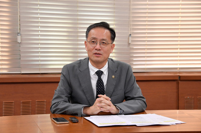 Lee Hyoung-il, primer viceministro de Economía y Finanzas, habla durante una entrevista con Reuters en un complejo gubernamental en Seúl, Corea del Sur, el 3 de septiembre de 2025. Ministerio de Economía y Finanzas de Corea del Sur/Distribuido a través de REUTERS