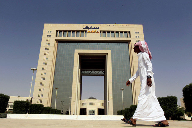 Một người đàn ông đi ngang qua trụ sở của Tập đoàn Công nghiệp Cơ bản Saudi (SABIC) tại Riyadh, Ả Rập Xê Út vào ngày 27 tháng 10 năm 2013. REUTERS/Faisal Al Nasser/File Photo