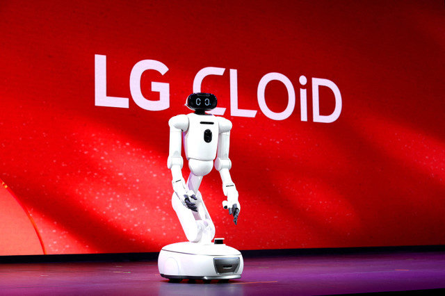 FOTO DE ARQUIVO: Um robô LG CLOiD é exibido no palco durante uma conferência de imprensa da LG Electronics na CES 2026, uma feira anual de eletrônicos de consumo, em Las Vegas, Nevada, EUA, em 5 de janeiro de 2026. REUTERS/Steve Marcus/File Photo