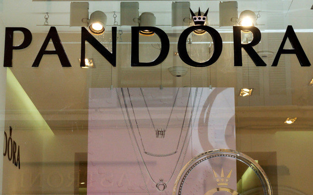 O logotipo da Pandora é visto em uma joalheria no centro de Roma, Itália, em 7 de agosto de 2018. REUTERS/Max Rossi