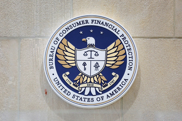 美国消费者金融保护局(CFPB)的徽章于2021年5月14日在其位于华盛顿特区的总部被拍摄到。REUTERS/Andrew Kelly