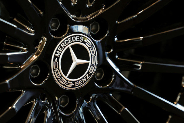 Một logo của Mercedes-Benz được nhìn thấy bên trong một đại lý xe Mercedes-Benz ở Arnhem, Hà Lan, vào ngày 18 tháng 2 năm 2025. REUTERS/Piroschka van de Wouw/File Photo
