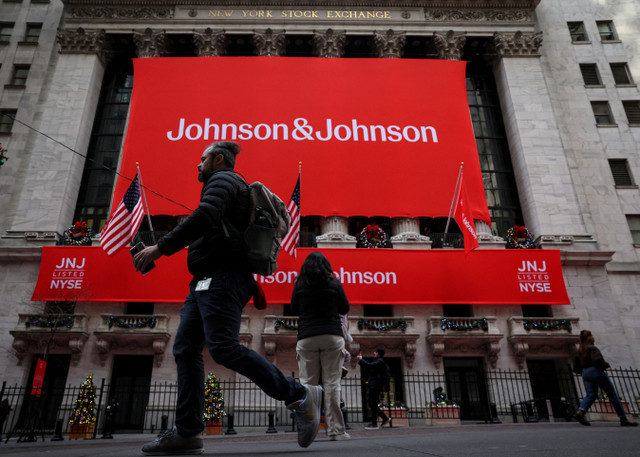 صورة ملف: يتم عرض لافتة لشركة جونسون آند جونسون على واجهة بورصة نيويورك (NYSE) في مدينة نيويورك، الولايات المتحدة، في 5 ديسمبر 2023. REUTERS/Brendan McDermid/File Photo
