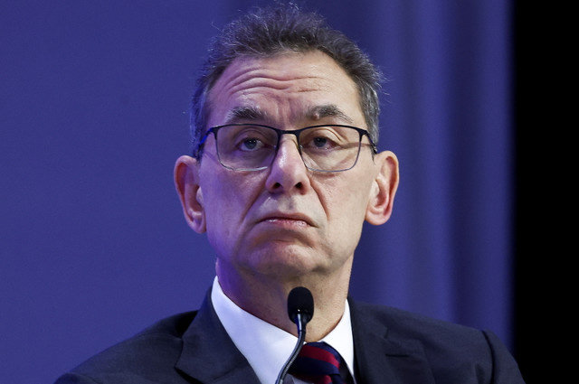 ファイザーの会長兼CEOであるアルバート・ブーラ氏が、2025年1月23日にスイスのダボスで開催された第55回世界経済フォーラム(WEF)年次総会に出席しました。REUTERS/Yves Herman