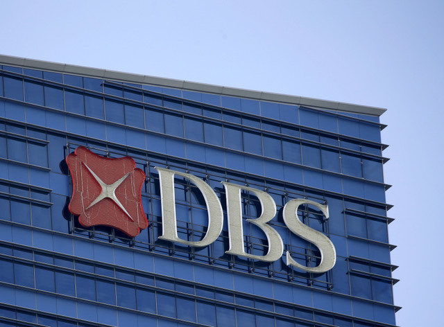 Um logotipo do DBS no edifício de escritórios em Singapura, 22 de fevereiro de 2016. O DBS Group Holdings, maior credor de Singapura, anunciou um aumento de 20% no lucro trimestral que superou as expectativas, com sua margem de juros líquida atingindo o ponto mais alto em cinco anos. REUTERS/Edgar Su