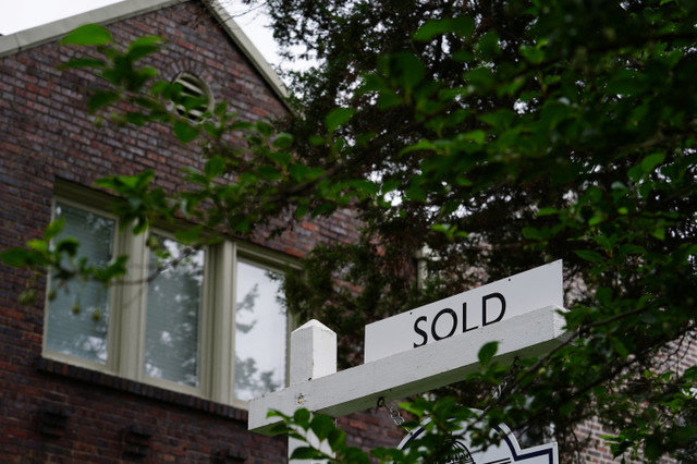 Un cartel de "vendido" se ve fuera de una casa recién comprada en Washington, EE.UU., el 7 de julio de 2022. REUTERS/Sarah Silbiger/File Photo