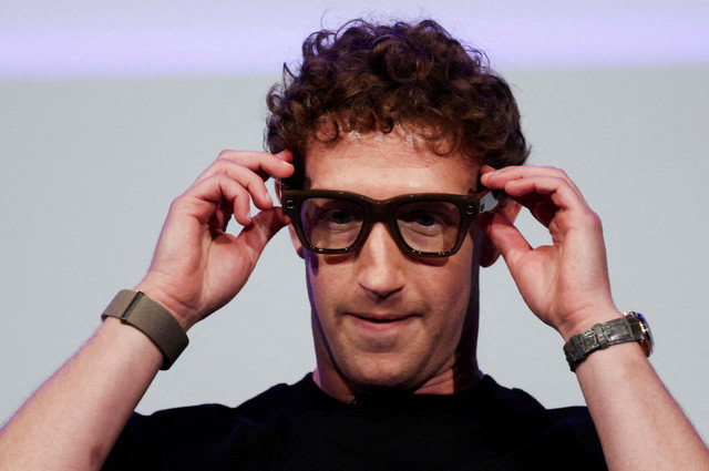 FOTO DE ARCHIVO: El CEO de Meta, Mark Zuckerberg, lleva las gafas Meta Ray-Ban Display mientras pronuncia un discurso presentando la nueva línea de gafas inteligentes durante el evento Meta Connect en la sede de la compañía en Menlo Park, California, EE.UU., el 17 de septiembre de 2025. REUTERS/Carlos Barria/File Photo