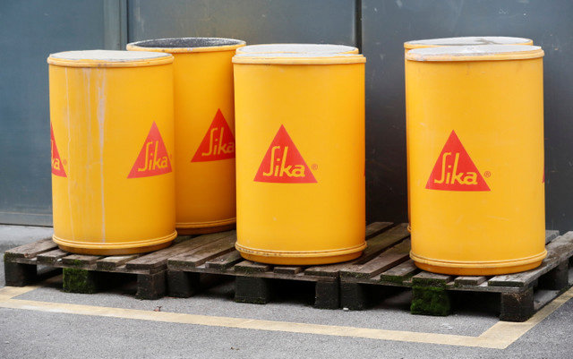 El logotipo del grupo químico suizo Sika se ve en barriles en la sede de la empresa en Zúrich, Suiza, el 7 de octubre de 2021. REUTERS/Arnd Wiegmann