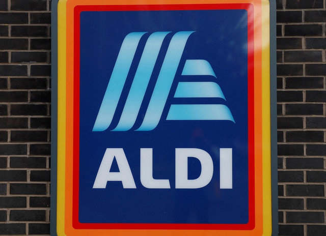 FOTO DE ARCHIVO: Vista del logo de una tienda Aldi en Northwich, Gran Bretaña, 9 de septiembre de 2024. REUTERS/Jason Cairnduff/File Photo