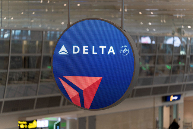 ẢNH TƯ LIỆU: Biển hiệu của Delta Air Lines được treo tại Sân bay Quốc tế Minneapolis–Saint Paul ở St. Paul, Minnesota, Mỹ, vào ngày 17 tháng 2 năm 2025. REUTERS/Tim Evans/File Photo