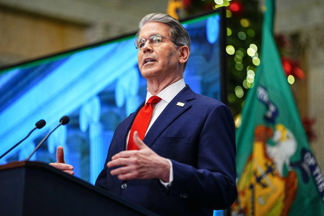 รัฐมนตรีว่าการกระทรวงการคลังสหรัฐฯ Scott Bessent กล่าวระหว่างการแถลงข่าวเพื่อเปิดตัวเว็บไซต์ Trump Accounts อย่างเป็นทางการ ณ กระทรวงการคลัง ในกรุงวอชิงตัน ดี.ซี. สหรัฐอเมริกา เมื่อวันที่ 17 ธันวาคม 2025 REUTERS/Aaron Schwartz