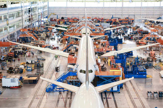 Empleados de Boeing ensamblan 787s dentro de su edificio principal de ensamblaje en su campus en North Charleston, Carolina del Sur, EE. UU., el 30 de mayo de 2023. Gavin McIntyre/Pool vía REUTERS/File Photo