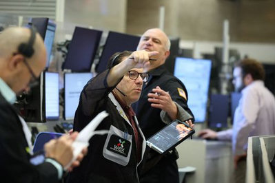 Mercado dos EUA reage a dados de inflação e balanços
