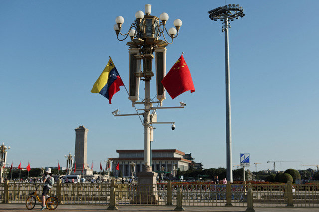 Bandeiras da Venezuela e da China ondeiam na Praça da Paz Celestial durante a visita do presidente venezuelano Nicolás Maduro em Pequim, na China, em 12 de setembro de 2023. REUTERS/Florence Lo/File Photo