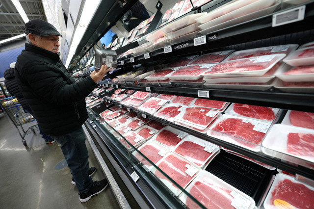 FOTO DE ARCHIVO: Un cliente compra carne de res en una tienda minorista Walmart Supercenter en North Bergen, Nueva Jersey, EE. UU., el 21 de noviembre de 2025. REUTERS/Mike Segar/File Photo
