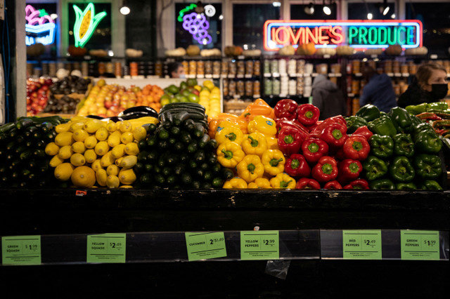 ผักต่างๆ ถูกถ่ายภาพที่ร้านจำหน่ายผลิตผลในตลาด Reading Terminal Market หลังจากอัตราเงินเฟ้อพุ่งสูงที่สุดในรอบ 40 ปีในเดือนมกราคม ณ เมืองฟิลาเดลเฟีย รัฐเพนซิลเวเนีย สหรัฐอเมริกา เมื่อวันที่ 19 กุมภาพันธ์ 2022 REUTERS/Hannah Beier/File Photo