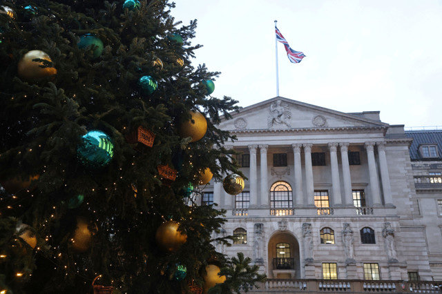 FILE PHOTO: Decorations adorn a Christmas tree near the Bank of England building, on the day the Monetary Policy Committee lowered interest rates, in London, Britain, December 18, 2025. REUTERS/Toby Melville/File Photo