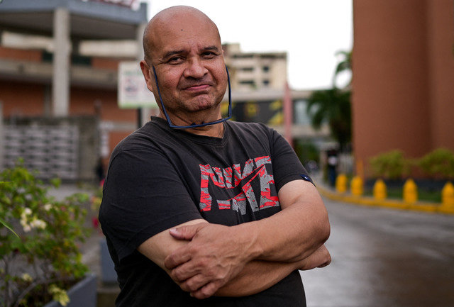 El político y periodista Roland Carreño posa para una fotografía tras ser liberado de prisión en Guatire, Venezuela, el 14 de enero de 2026, mientras el gobierno venezolano continúa liberando a detenidos. REUTERS/Gaby Oraa