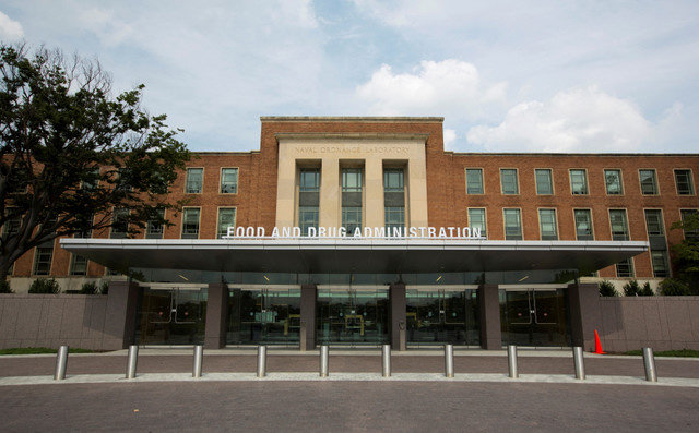 صورة أرشيفية: يظهر المقر الرئيسي لإدارة الغذاء والدواء الأمريكية (FDA) في سيلفر سبرينغ، ماريلاند في 14 أغسطس 2012. REUTERS/Jason Reed/File Photo