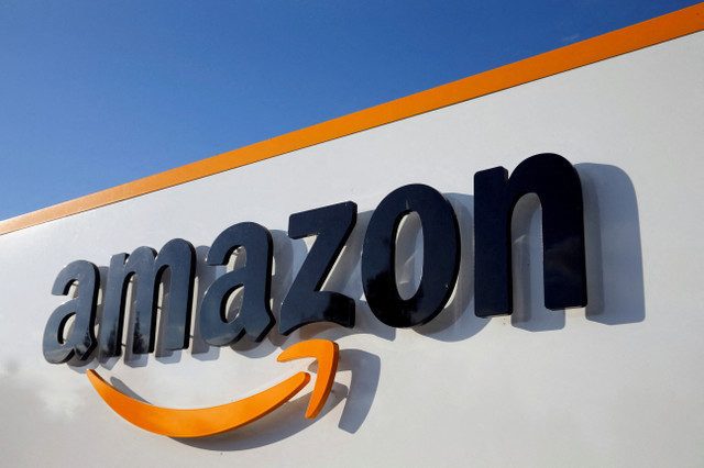 ภาพถ่ายแฟ้ม: โลโก้ของ Amazon ปรากฏที่ศูนย์โลจิสติกส์ของบริษัทใน Boves, ฝรั่งเศส, วันที่ 8 สิงหาคม 2018 REUTERS/Pascal Rossignol/File Photo
