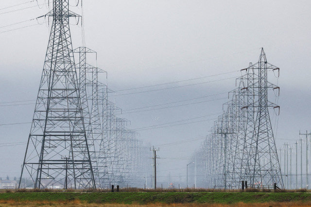 冬の嵐の雲を背景にした高圧送電線が、アメリカ合衆国カリフォルニア州サクラメント郡で見られます。2023年1月9日。REUTERS/Fred Greaves/File Photo