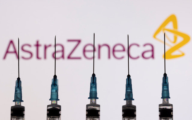 เข็มฉีดยาที่มีเข็มถูกมองเห็นอยู่ด้านหน้าของโลโก้ AstraZeneca ที่แสดงในภาพประกอบนี้ ถ่ายเมื่อวันที่ 27 พฤศจิกายน 2021 REUTERS/Dado Ruvic/Illustration/File Photo