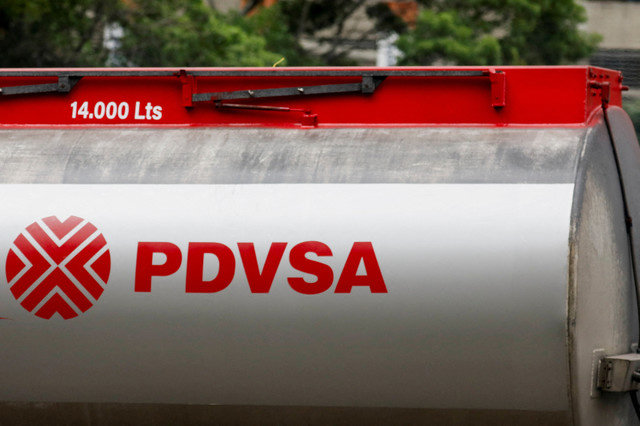FOTO DE ARQUIVO: O logotipo da empresa estatal de petróleo venezuelana PDVSA é visto em um caminhão-tanque de combustível em Caracas, Venezuela, em 14 de maio de 2025. REUTERS/Leonardo Fernandez Viloria/File Photo