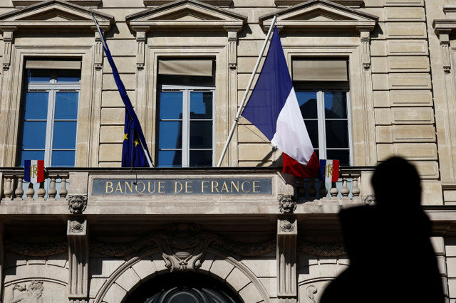 يرفرف العلم الفرنسي عند مدخل مبنى بنك فرنسا "Banque de France" في باريس، فرنسا، في 9 أبريل 2025. REUTERS/Abdul Saboor