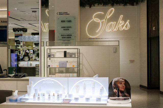 สินค้าถูกจัดแสดงในร้านสาขาหลักของ Saks Fifth Avenue ในนครนิวยอร์ก สหรัฐอเมริกา เมื่อวันที่ 11 มกราคม 2026 REUTERS/Kylie Cooper