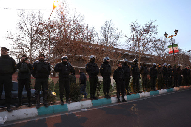 2026年1月14日、イランのテヘランで反政府デモが発生したことを受け、イギリス大使館前での抗議活動中に警備に当たるイラン警察。Majid Asgaripour/WANA (West Asia News Agency) via REUTERS