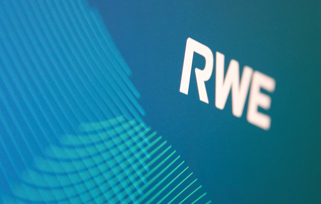 โลโก้ RWE ปรากฏให้เห็นในภาพประกอบนี้ซึ่งถ่ายเมื่อวันที่ 20 ตุลาคม 2021 REUTERS/Dado Ruvic/Illustration