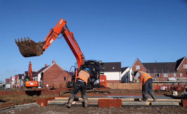 2017年2月7日,建筑工人在英国艾尔斯伯里的 Taylor Wimpey 住宅区施工。REUTERS/Eddie Keogh/File Photo