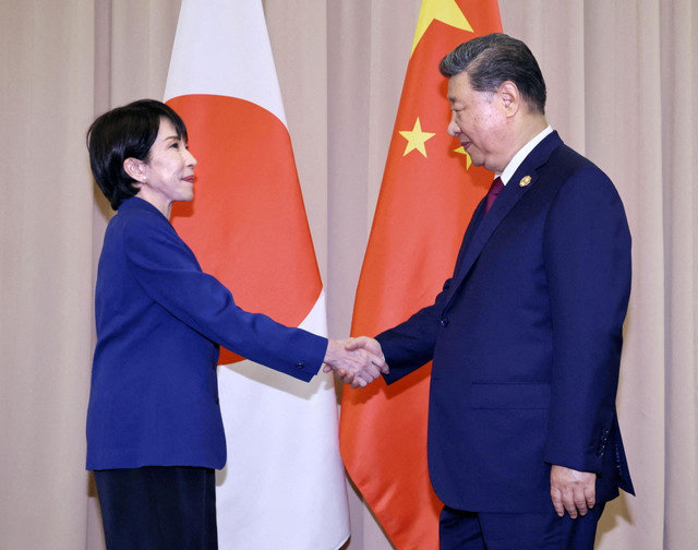 2025年10月31日、韓国の慶州で行われる会談を前に、日本の高市早苗首相が中国の習近平国家主席と握手を交わした。Kyodo/via Reuters