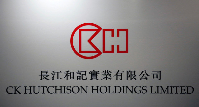 โลโก้บริษัทของ CK Hutchison Holdings แสดงอยู่ในการแถลงข่าวที่ฮ่องกง ประเทศจีน เมื่อวันที่ 17 มีนาคม 2016 REUTERS/Bobby Yip/File Photo