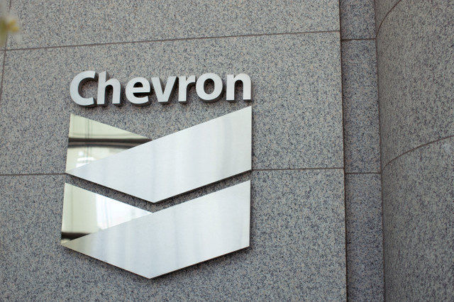 El logotipo de Chevron en el edificio Chevron en Houston, Texas, Estados Unidos, el 19 de agosto de 2025. REUTERS/Kaylee Greenlee/File Photo